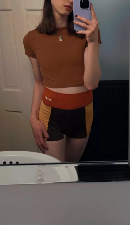 26 femboy for longterm chats with straight/bi tops. Face is a must. HMU w asl and snap. Nike socks+