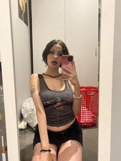 Big boobies make all ahirts tight🥹