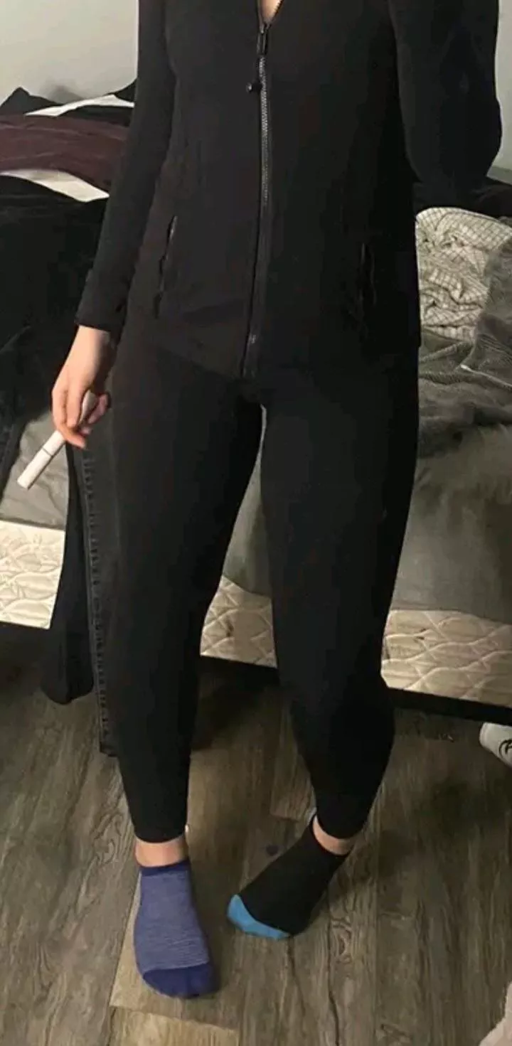 Black leggings and juicy teen thighs