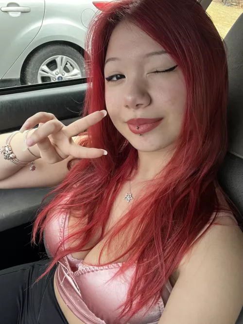 come next door and take selfies with me ☺️