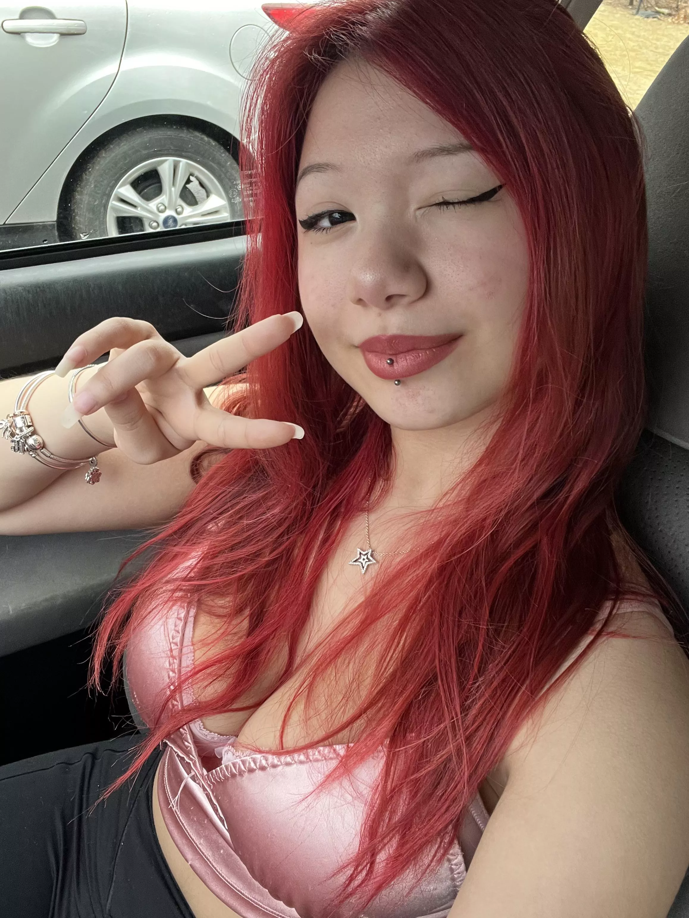 come next door and take selfies with me ☺️