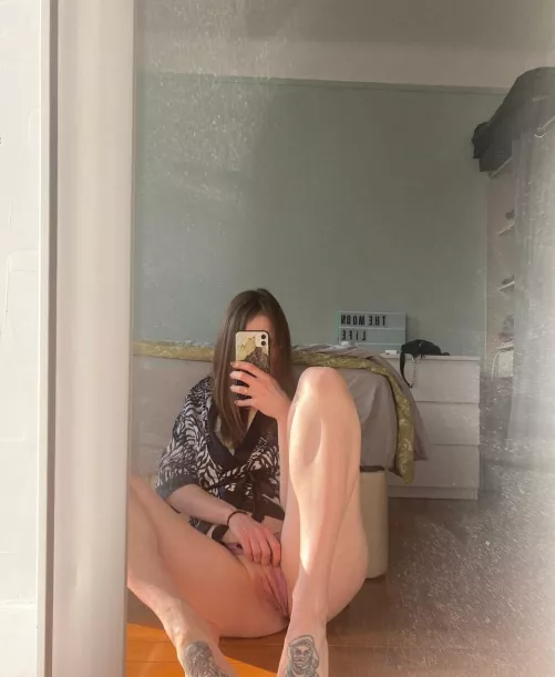 Do you want trickling my feet ?💛💙