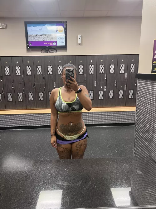 (f) Can any guys bend me over and stretch me out? 🤭