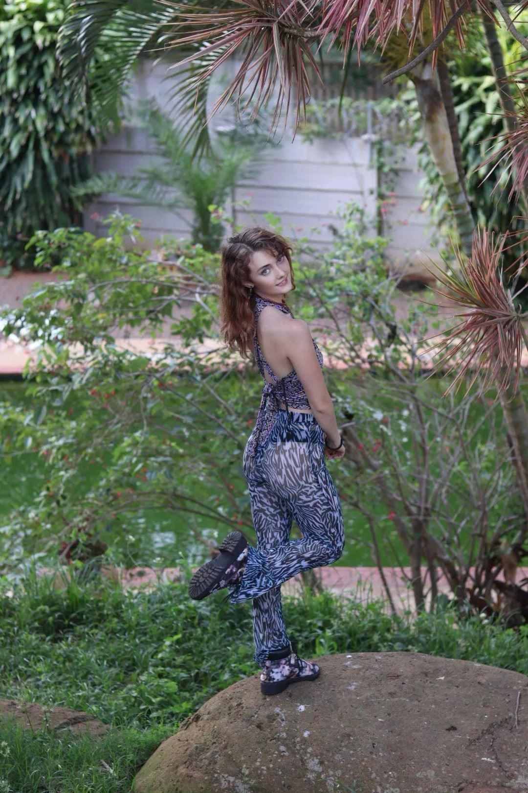 feeling bluesy and nature-bound in this garden hideaway F18