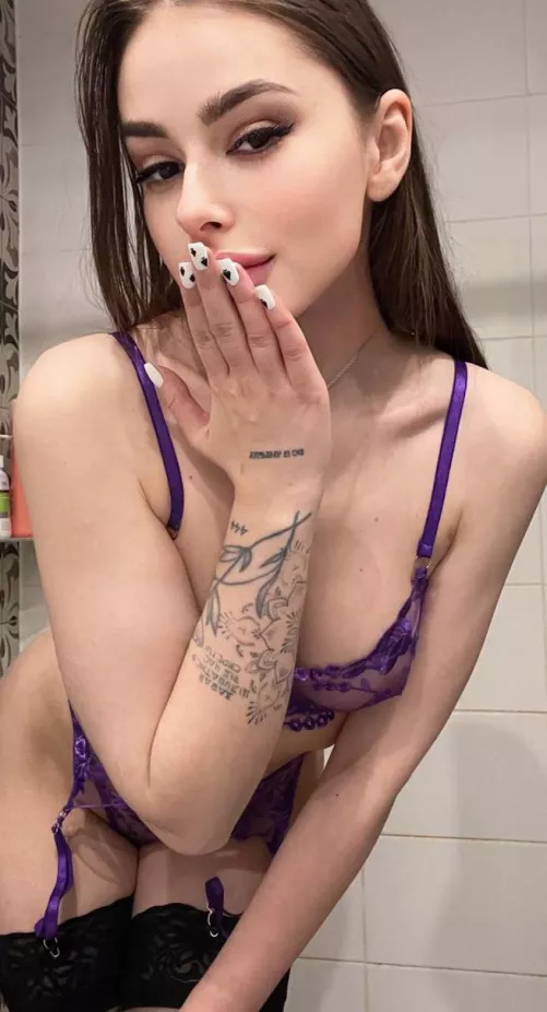 Freshly painted nails, I love the black nail varnish ;)