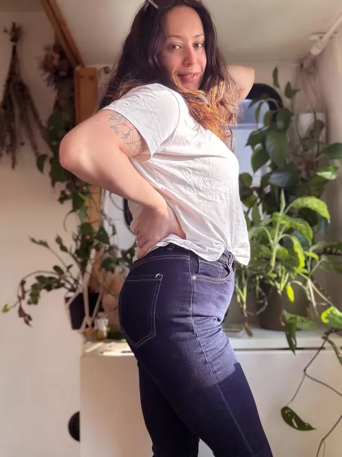 hangout on IG with me @Divinely_Elle_