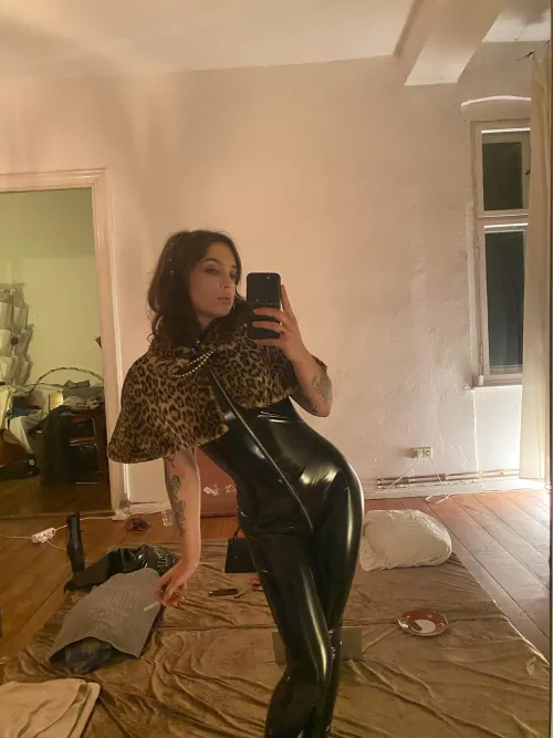 I love it tight, it makes me feel powerful