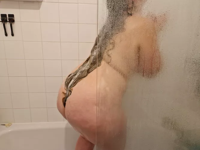 I’m the kind of girl that needs my ass eaten on the first night