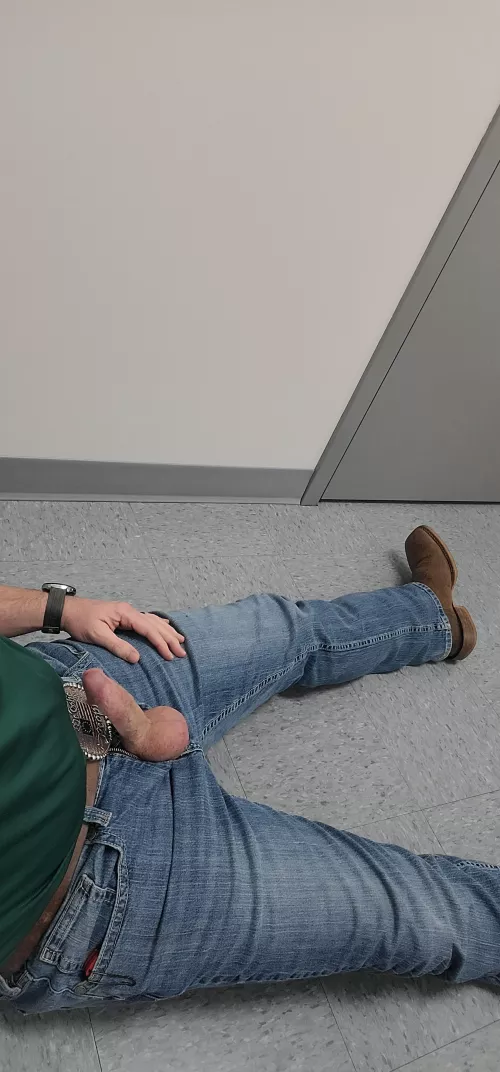 Isn't this how everyone should take a lunch break (41)