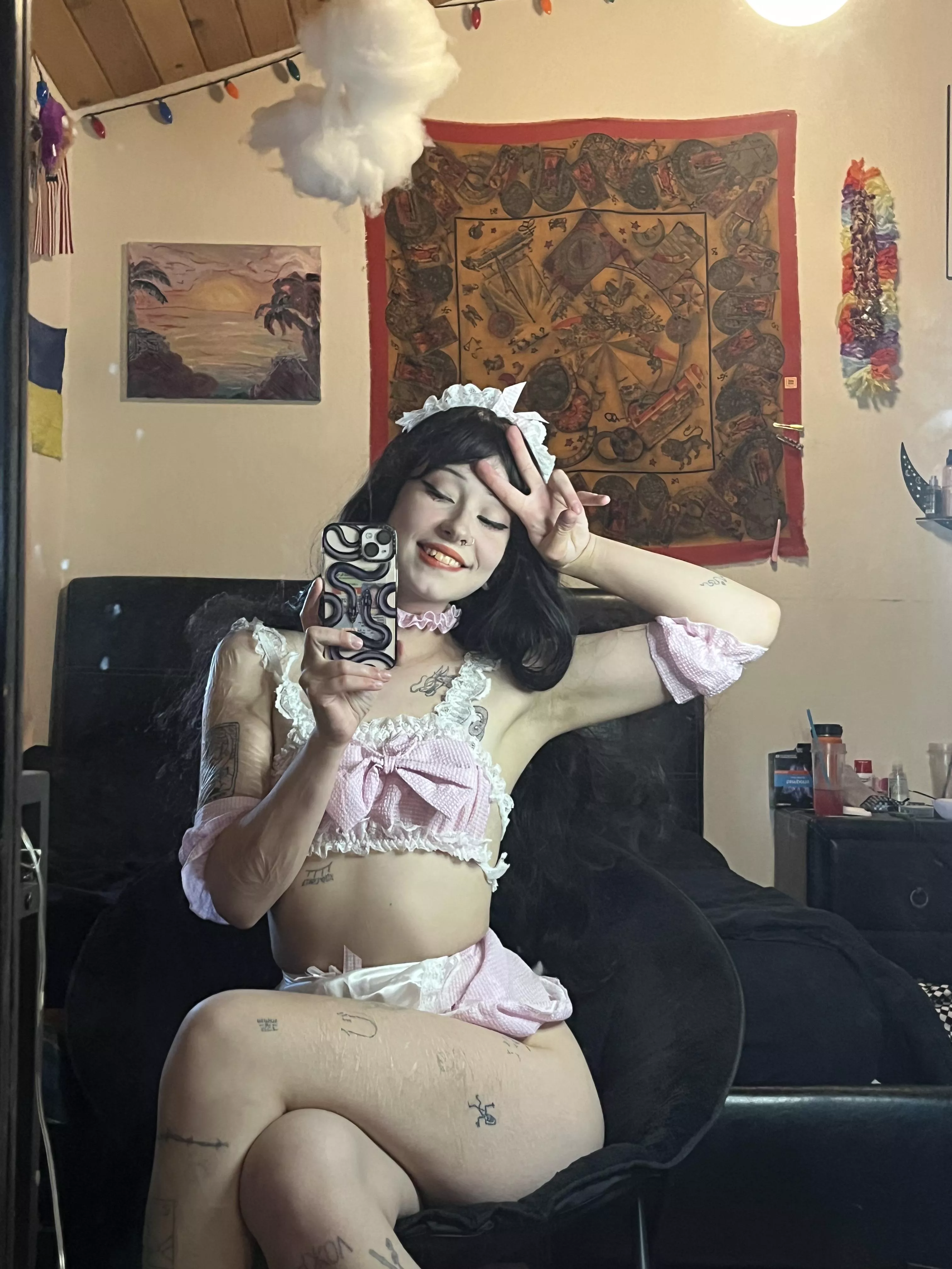 It's a distinctive style in the mirror)