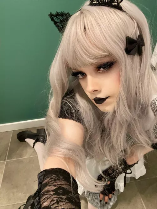 Its perfectly normal for boys to do their makeup to look like cute girls!.. right?🖤🖤🖤
