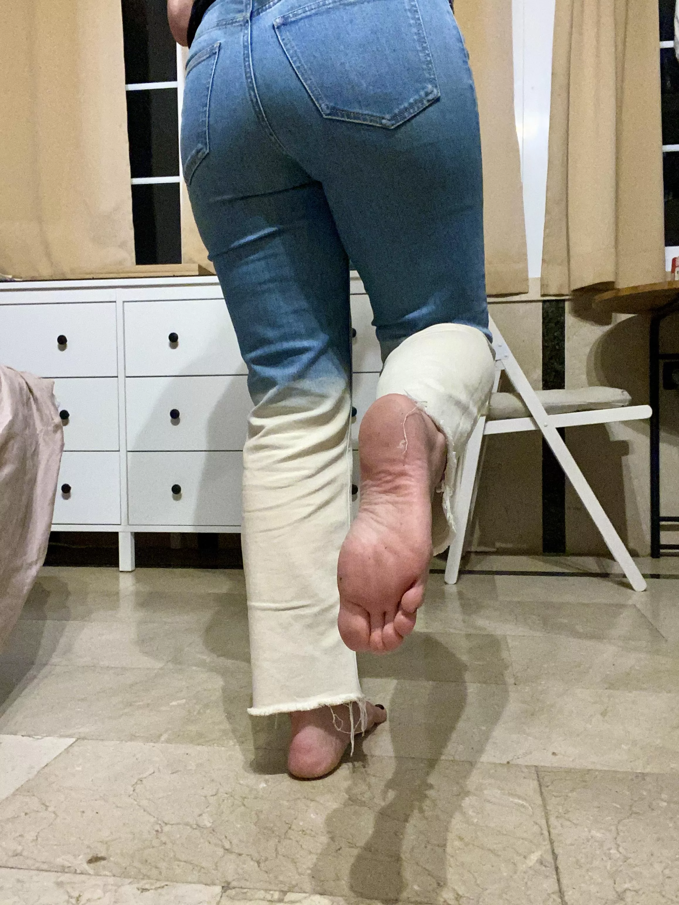 Lick the dirt of my soles!👅