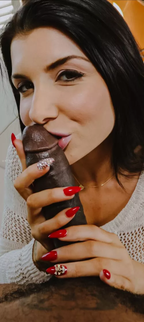 Mommy kissing your cock 😋