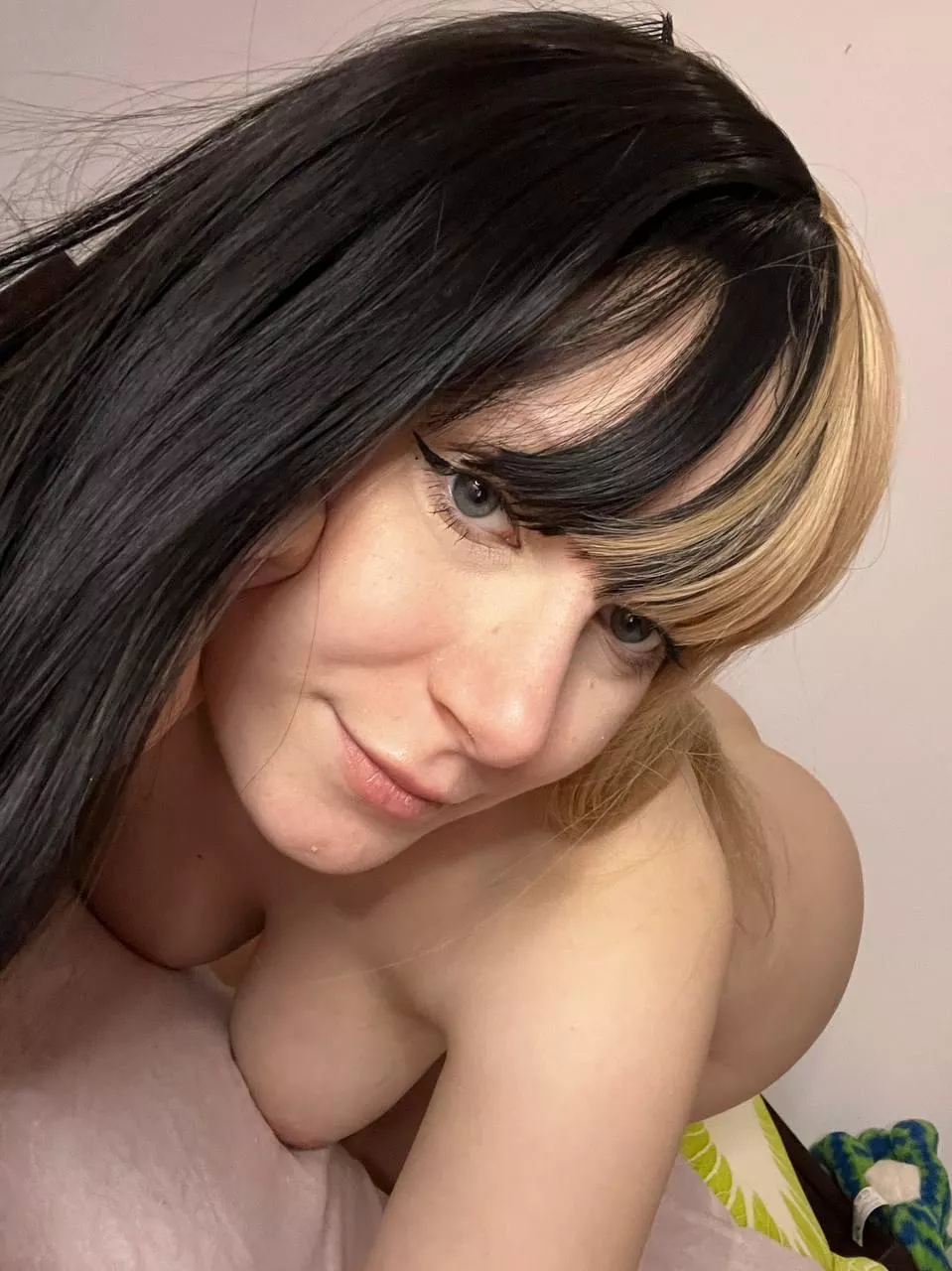 Need a boy to crush between my thighs 🖤🖤🖤