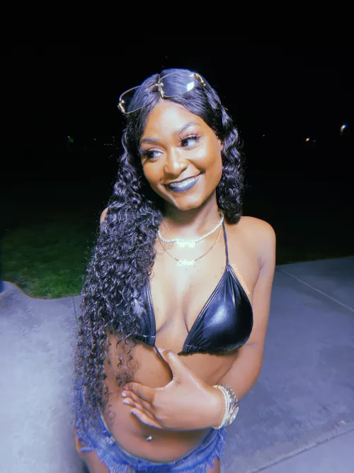 Pretty smile & pretty boobs😍 What do you think?