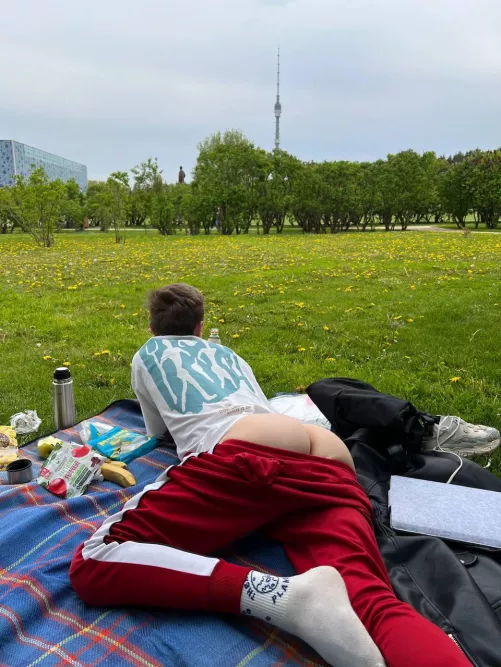 😋 The picnic becomes more interesting!