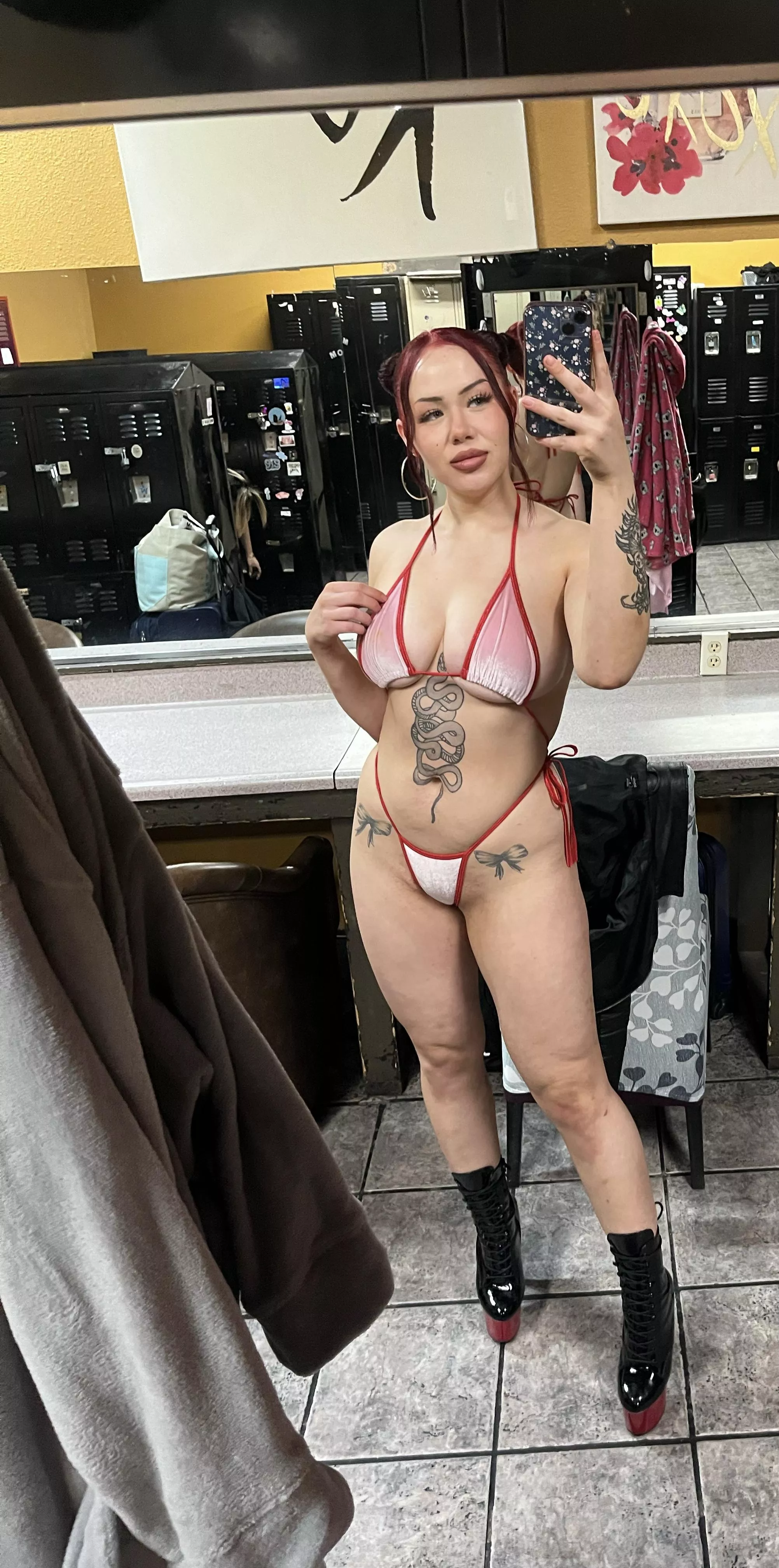 This mirror makes me look cute.. What do you think? (30F)