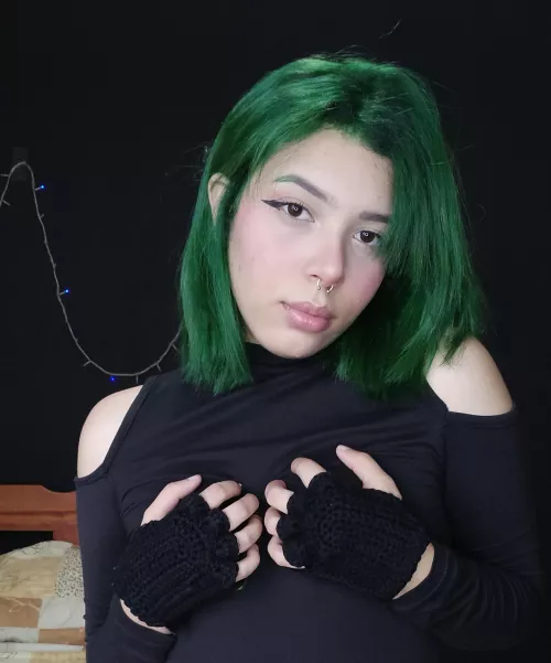 wanna be your sexy slut with my shining green hair
