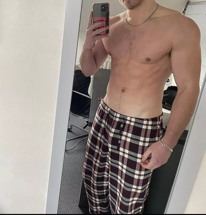 20 deep voice irish, 8 inch+, looking for cute femboys, must have a nice ass, SC is dylaa03