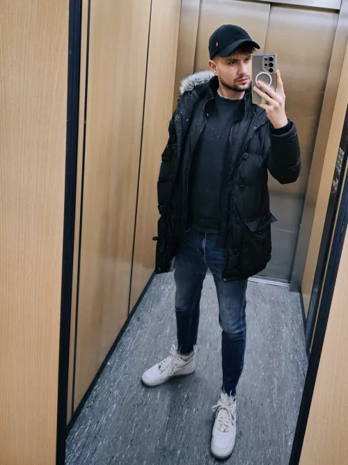 25, add snapchat: mroczvsss           Who want play truth or dare with face? I mainly like bearded guys and daddies, but I'll meet any interesting guy