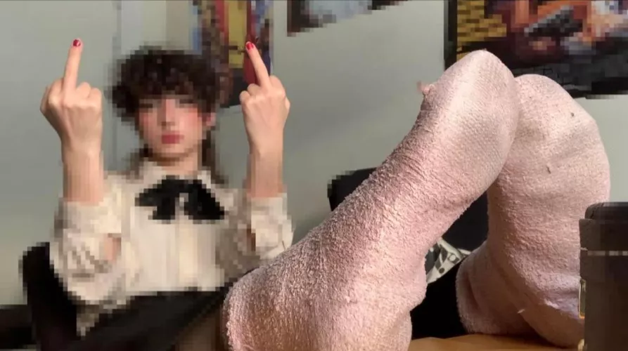 Are you deserving of seeing my feet? Let's do a foot ignore session and you might be. [f]