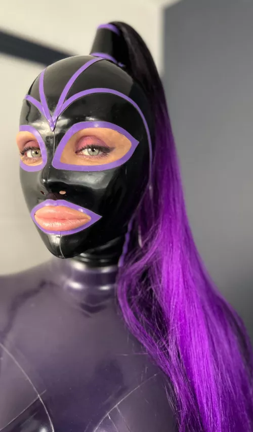 Brooke Maddison Rubberdoll is back and this time I’m wearing a beautiful Rubber55 hood. What do you think? I’m so excited to be back in my latex and shooting new content. I love this purple trim colour!! Xx