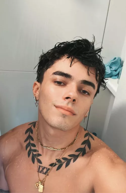 Getting ready for the day 🚿