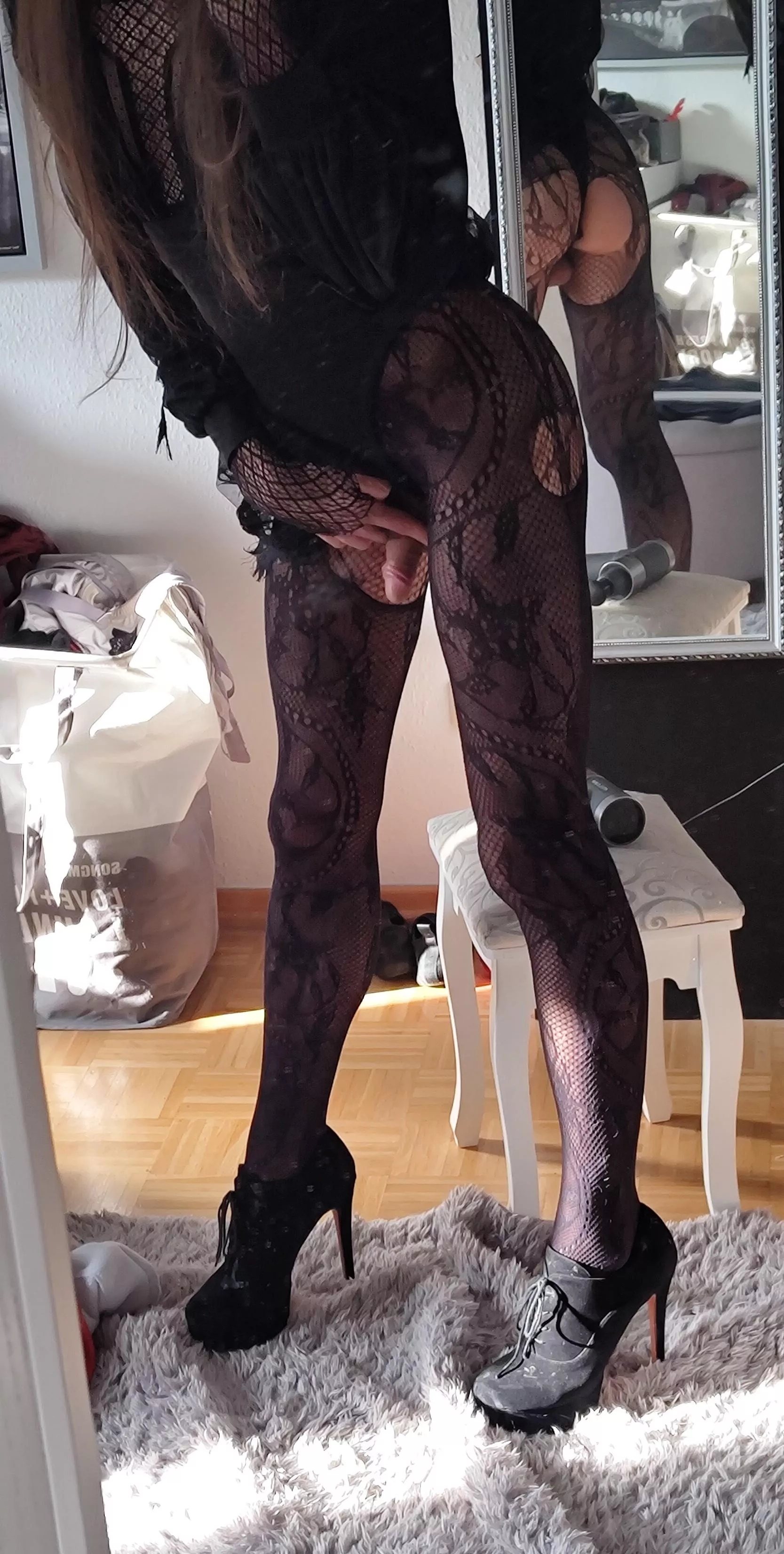 Girlfriend comes back in 2 hours and I'm edging the hole night without sleep.