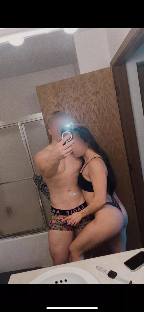 I need another set of hands to help me hold this 🍆