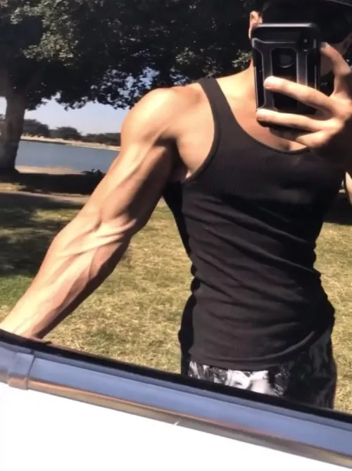 Looking to lift somebody with my big veiny arms at the beach today 🥰🥰