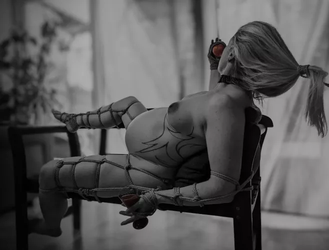 Maternity bondage photo shoots? 