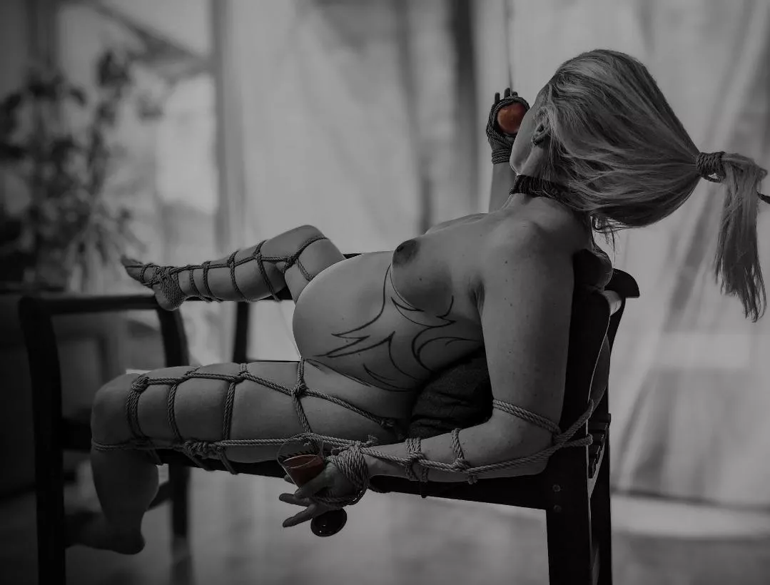 Maternity bondage photo shoots? 