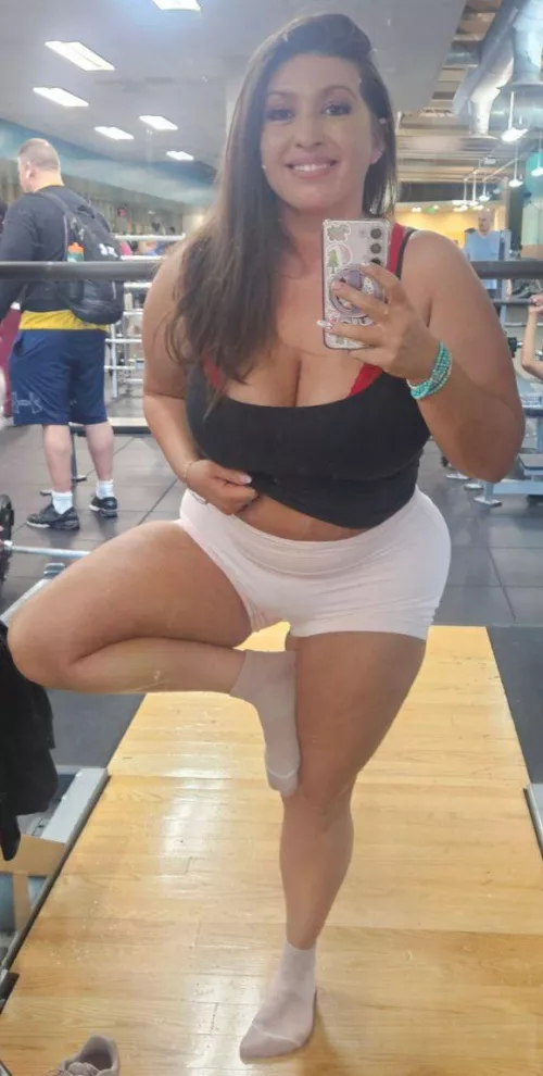 Milfs can do their thing at the gym too 