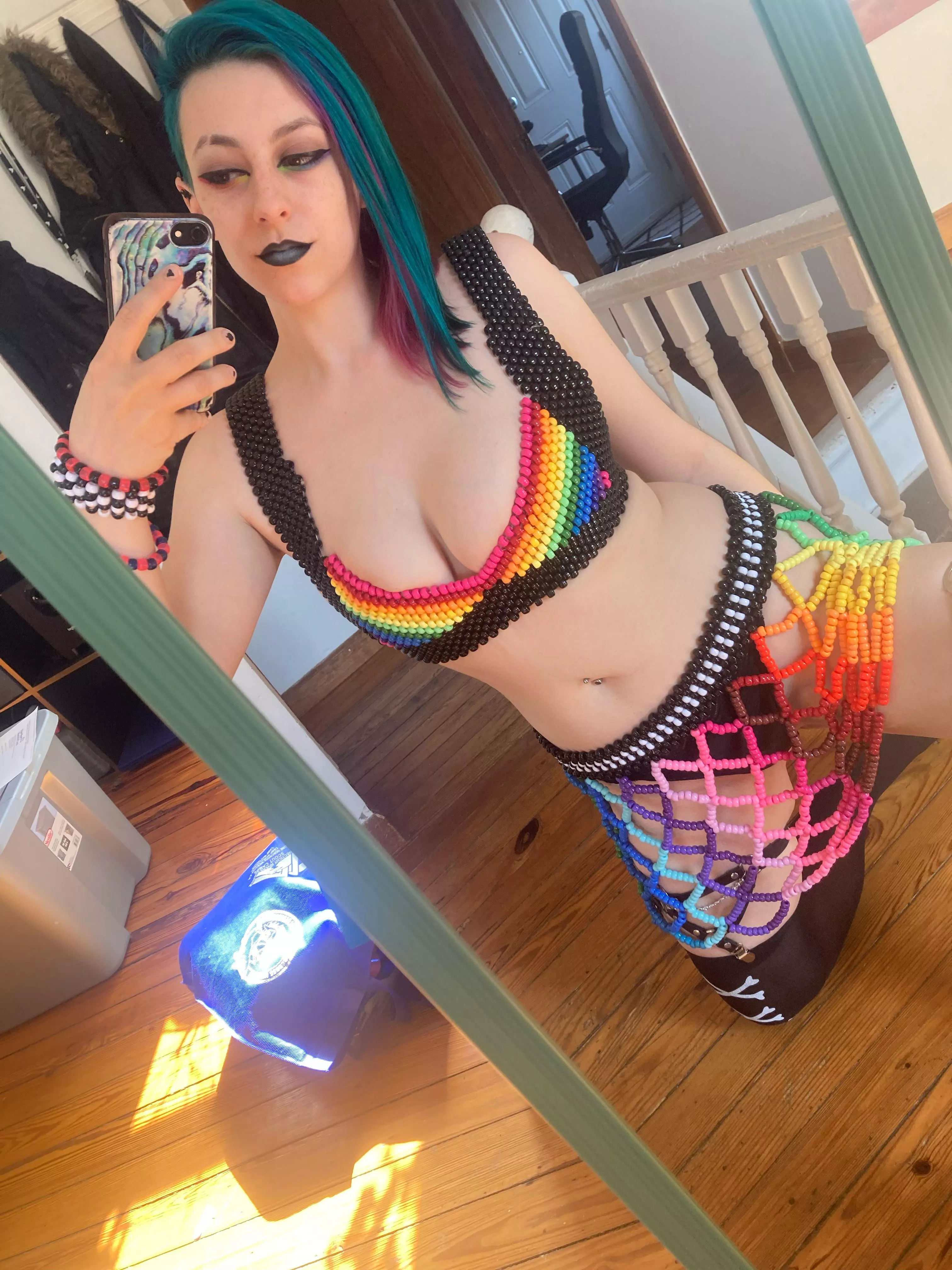 Rave slut needs more parties to go to 