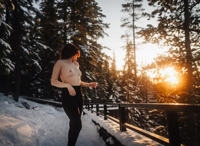 Sunset on a chilly snowshoe adventure ❄️