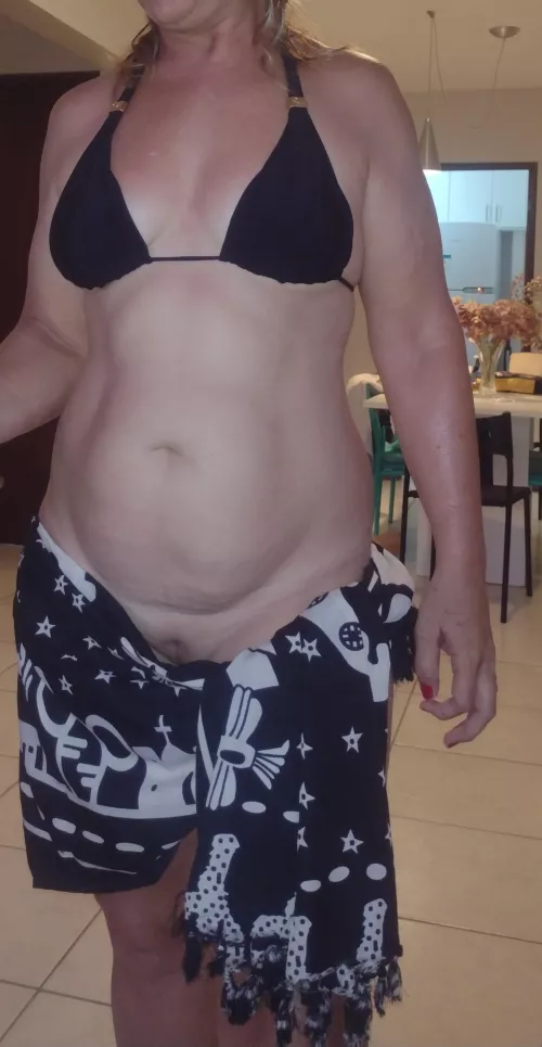 What do you think of my sarong, I think I'm going to the beach like this.