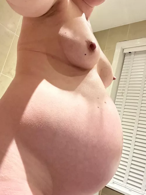 Bath time ! Do you like to see a naked pregnant mommy