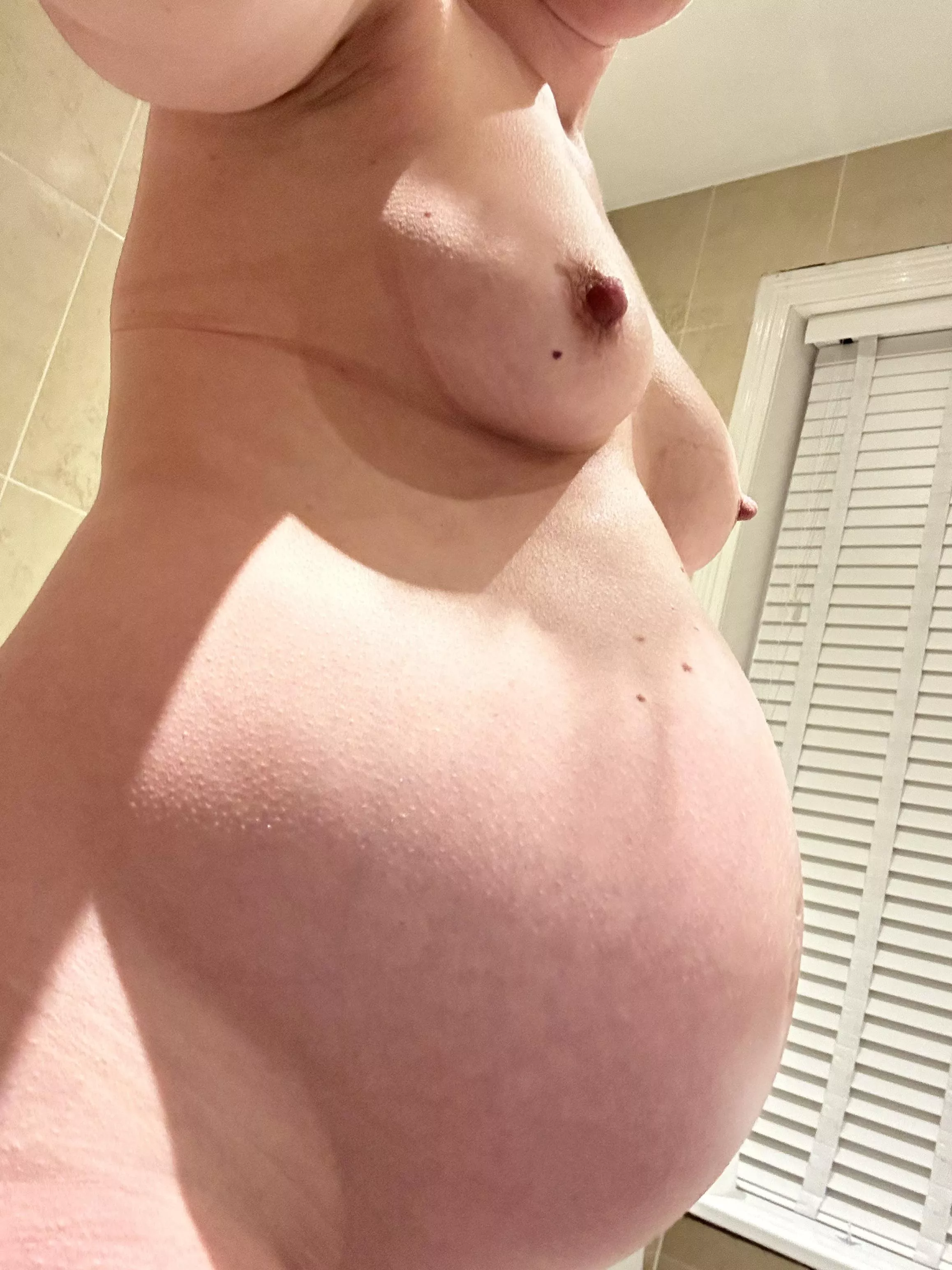 Bath time ! Do you like to see a naked pregnant mommy