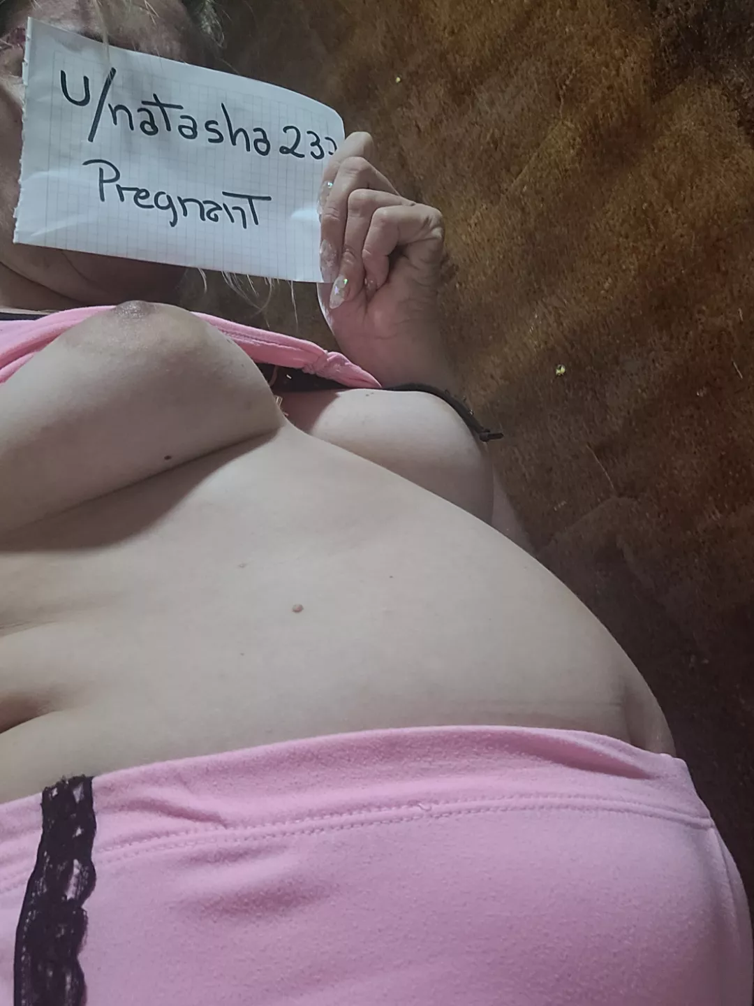 Comment on how my 5 month pregnancy is going, my twins and I send you kisses  