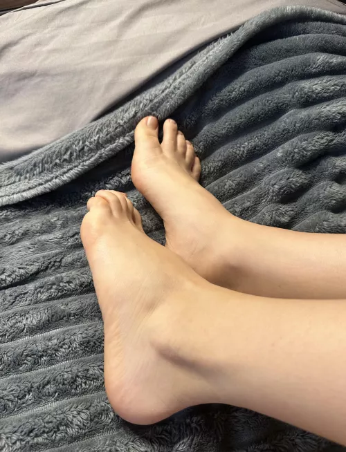 Cute feet can sweetly jerk off your dick ​