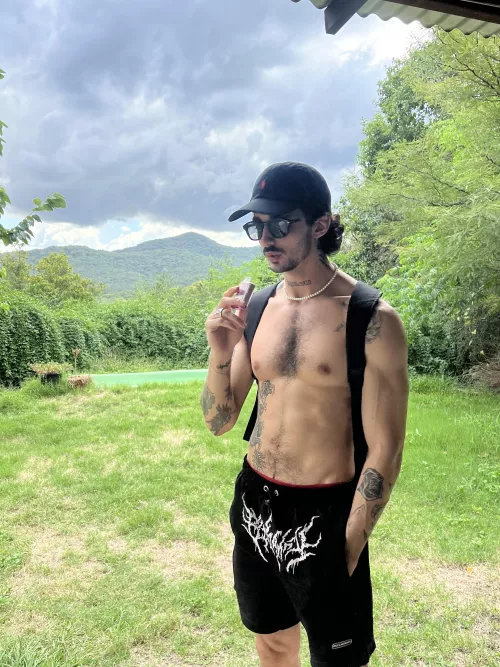 If u want some nudes just say “hi” :)