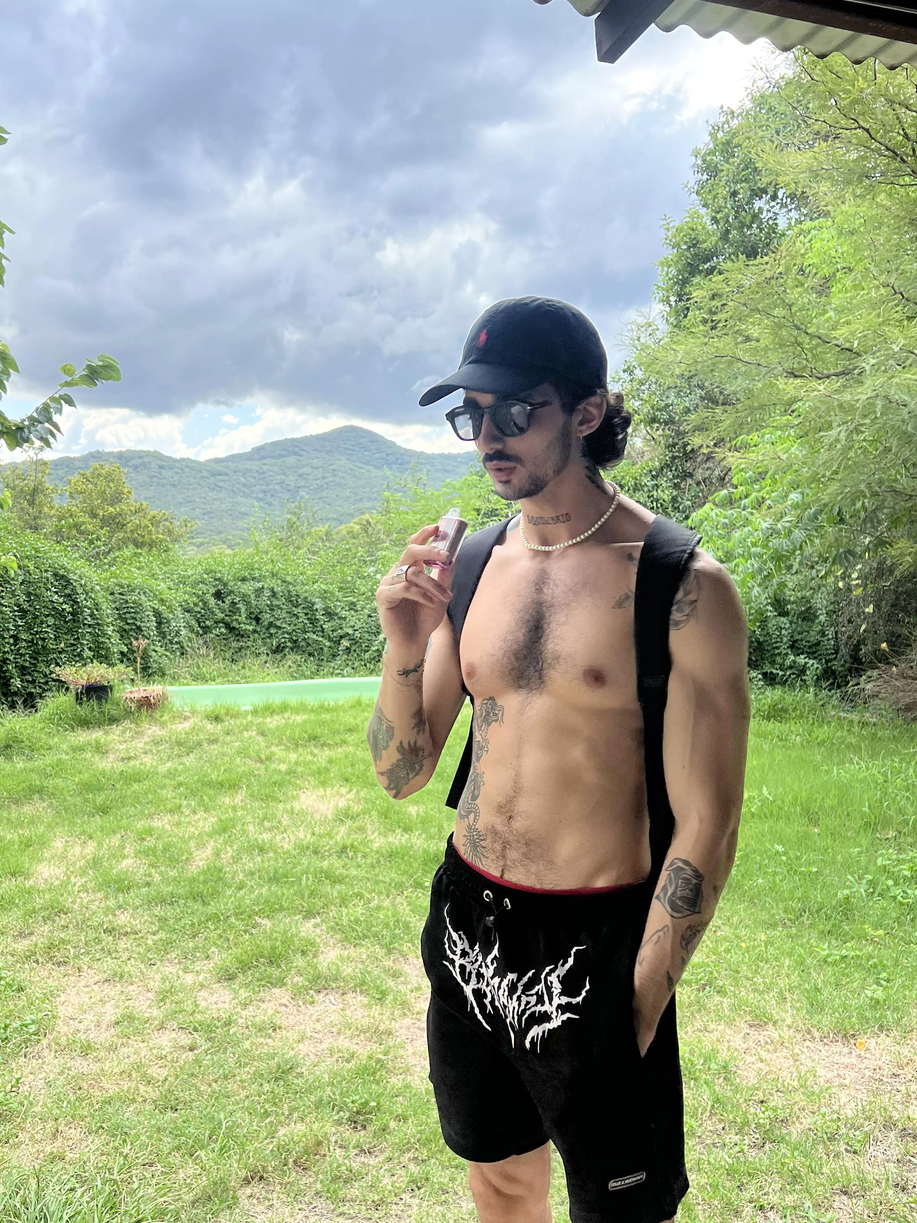 If u want some nudes just say “hi” :)