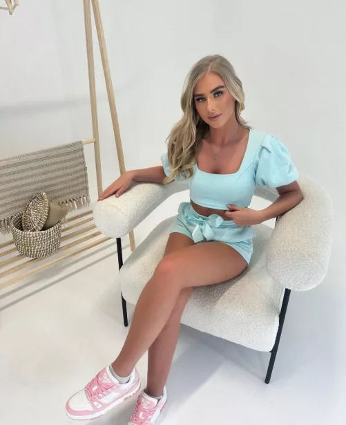 I'm in love with the color of my crop top