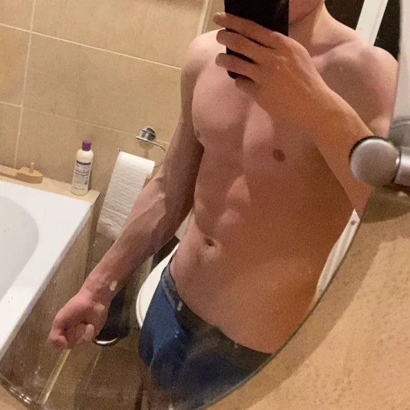 Looking for fit hot gym bro with bwc smooth +++++ just me like for bromance and horny time