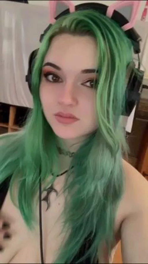 Love these headphones 😸