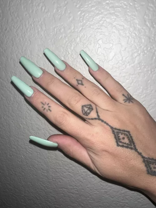 New spring nails 💚waiting for the next good boy to sponsor my next set!