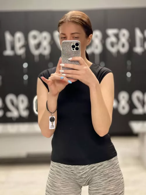 Saturday's workout and another mirror you can't pass by without a photo😅