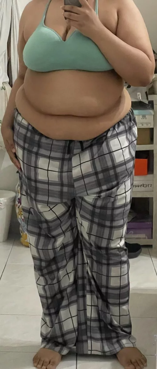 This soft belly wants allllll the tactile attention it can get 🤰🏻🥺