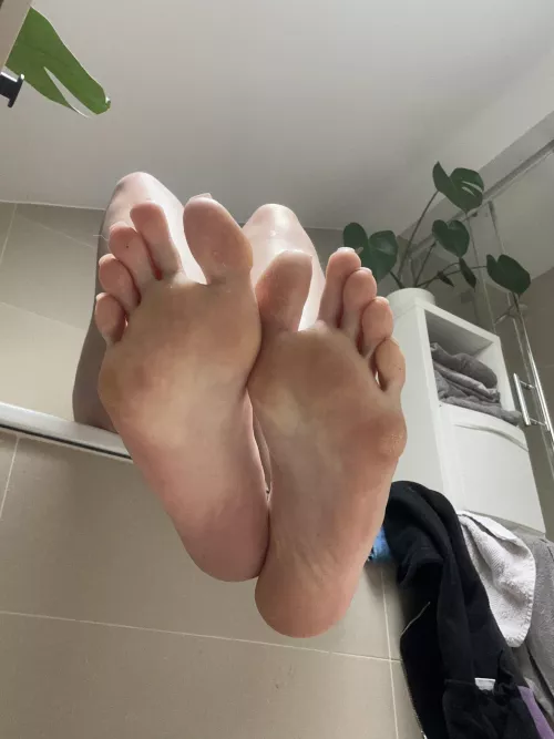 Would you lick my 19yo feet on the first date?