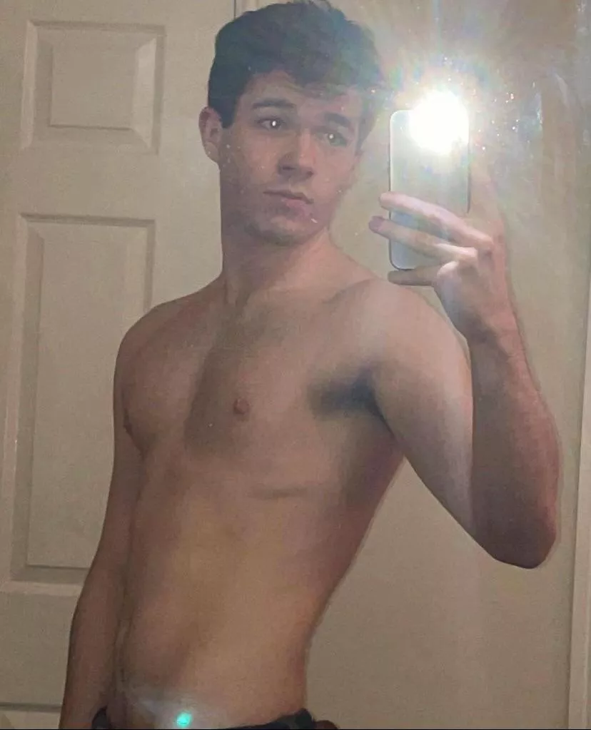 18. New here! Wanna see some fat cocks in my dms